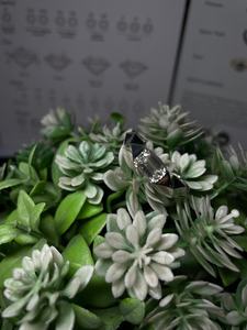 Bague solitaire en or blanc 14 carats plaqué rhodium avec diamant de laboratoire taille émeraude, bijou de luxe pour fiançailles - Product Image 3