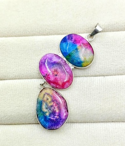 Pendentif artisanal à trois pierres en quartz solaire teinté naturellement, serti de laiton, style bohème géométrique, bijoux en pierres précieuses en gros - Product Image 6