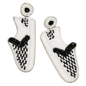 New White Seed Beads Huggie Pendientes Diseño clásico de la India para mujeres - Product Image 1