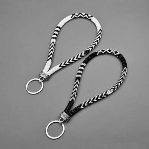 Chaîne de poignet artisanale en perles naturelles avec élégant motif noir et blanc et connecteur anneau orné pour une utilisation quotidienne élégante pour femmes - Product Image 4