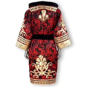 Robe de chambre en satin rouge pour homme avec imprimé floral doré et bordure noire, manches longues - Product Image 2