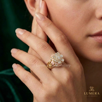 Bague florale ronde complexe avec diamants, sept grappes de fleurs superposées, détails en émail rose, bande en filigrane, bague vintage