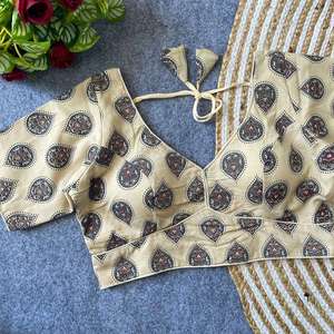 Blusa con estampado Ajarakh de diseñador, con gancho trasero y acolchado de algodón, completamente cosida y lista para usar. - Product Image 1