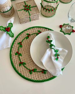 Set de dessous-de-plat festifs en raphia tressé de qualité supérieure avec broderie de baies de Noël, écologique, pour dîner de fête - Product Image 2
