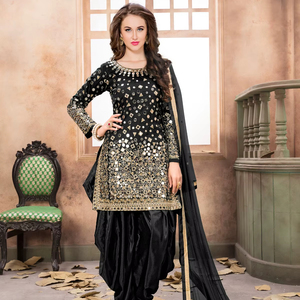 Collection de vêtements de soirée exquis, présentant un design original avec des détails en miroir, un bas en santoon épais et un dupatta en tulle. - Product Image 1