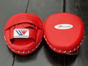 Mitaines de boxe professionnelles rouges Winning, coussinets de frappe antidérapants en cuir véritable écologique, équipement d'entraînement de boxe - Product Image 3