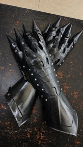 Protector de brazo de acero niquelado negro CH con diseño de púas, estilo antiguo, armadura de metal fundido para exhibición de arte coleccionable - Product Image 5