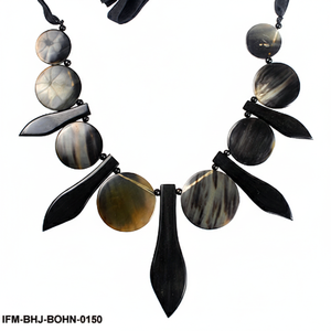 Collier artisanal en corne de buffle Matinee : pointes noires polies en forme de pétale et disques marron antilope sur ruban gros-grain noué - Product Image 2
