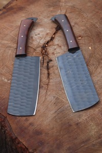 Cuchillo de carnicero hecho a mano de acero al carbono con mango de madera ambidiestro, ecológico, para cortar carne y preparar alimentos. - Product Image 3