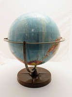 Globe terrestre sophistiqué en métal avec cartes gravées en argent et placage de qualité supérieure pour bureaux de direction haut de gamme