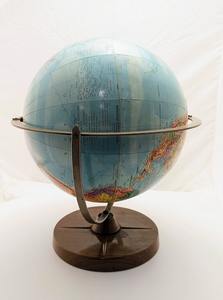Elegante Globo Terráqueo de Metal con Mapas Plateados Grabados y un Acabado Premium para Escritorios Ejecutivos de Alta Gama - Product Image 4