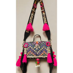 Bolso Bohemio Hecho a Mano con Incrustaciones de Conchas de Cauri Sunburst, Bordado Tribal con Espejos y Detalles de Borlas en Color Escarlata Vibrante - Product Image 2