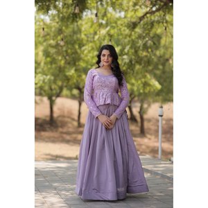 Robes de bal brodées à paillettes Top et Lehenga pour le look de fête - Product Image 4