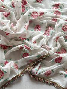 Magnifique ensemble sari et chemisier en Georgette aux couleurs éclatantes avec imprimé Gulab et bordure multicolore en perles, pour femme - Product Image 4