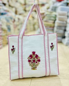 Sac fourre-tout en coton matelassé fait main, brodé de fleurs, sac à bandoulière pour le marché, les courses, les voyages et la plage - Product Image 2
