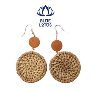 Boucles d'oreilles tendance et élégantes en rotin faites à la main, forme goutte d'eau, écologiques, idéales pour les occasions festives - Product Image 1