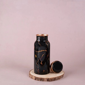 Thermos moderne de luxe en cuivre, design marbre noir et or, bouteille d'eau portable de voyage avec couvercle - Product Image 2