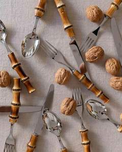 Ensemble de couverts en métal tendance avec manche en bois, vaisselle contemporaine pour un style de vie moderne - Product Image 1