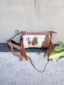 Bolso de Mano de Cuero con Flecos y Grabado de Diseño Único, Bolso Elegante de Color Marrón, Bolso Cruzado para Mujer - Product Image 5