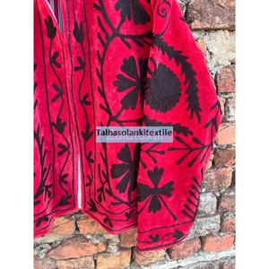 Blouson en velours rouge brodé de fleurs avec col mandarin et manches bouffantes, manteau d'automne pour femme, design fait main - Product Image 2