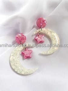 Pendientes colgantes de moda con perlas y diamantes de resina de color personalizado para fiesta de boda con forma de luna clásica de estilo vintage - Product Image 3