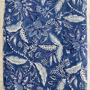Tela de Algodón Estampada a Mano en Azul Índigo con Patrón de Enredaderas Florales, Tela de Algodón Hecha a Mano en India, Estampado Tradicional Jaipuri - Product Image 1