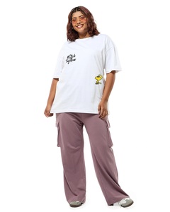 Camiseta blanca de talla grande con estampado gráfico Cool Pals para mujer - Product Image 4