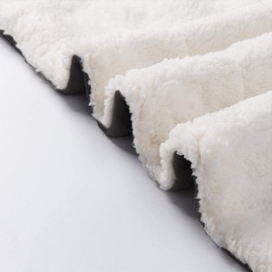 Housse de couette réversible matelassée en microfibre gris foncé et blanc, automne-hiver, lavable en machine, hypoallergénique, garnissage en polyester - Product Image 3