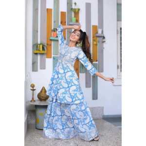 Blusa de Crepé Azul Costero con Estampado a Mano, Talla XS, Manga Tres Cuartos - Product Image 6