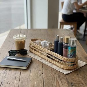 Plateau en rotin tressé fin, idéal pour les pinceaux de maquillage, les parfums, les crèmes de soin et l'utilisation sur la coiffeuse. Fabriqué en Inde. - Product Image 2