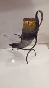 Soporte de cuero de animal pulido auténtico Vikingo, jarra de cuerno de cerveza con grabados inferiores, soporte de hierro, artesanías naturales de Saniya - Product Image 3