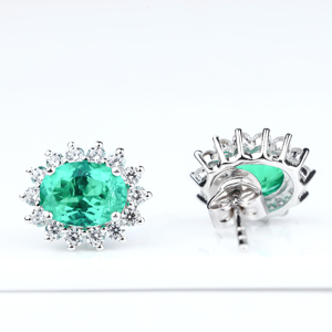 Elegante Conjunto de Joyería con Gema Verde Esmeralda, Aretes con Halo de Diamantes y Collar con Colgante en Plata de Ley - Product Image 4