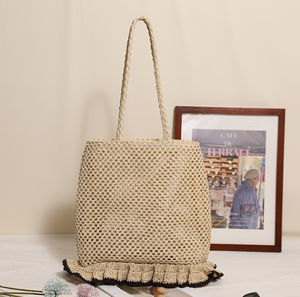 Añade un toque de fantasía a tu guardarropa con este bolso de hilo natural adornado con un precioso ribete de volantes para un look elegante. - Product Image 5