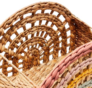 Panier décoratif en jacinthe d'eau arc-en-ciel tressé pour chambre d'enfant bohème - Product Image 3