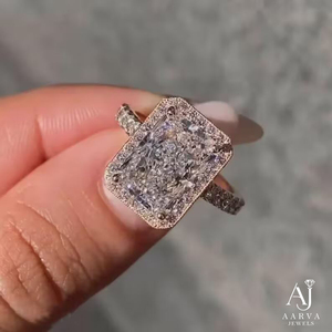 Anillo de Compromiso y Boda con Moissanita de Corte Radiante en Oro Blanco, Chapado en Rodio, con Halo Geométrico y Piedra Central Cuadrada - Product Image 2