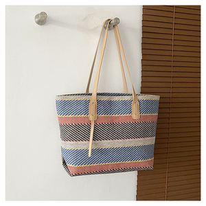 Évoquez des escapades en bord de mer avec ce magnifique sac en fil naturel, orné d'un motif à rayures grises et blanches et de cuir. - Product Image 5