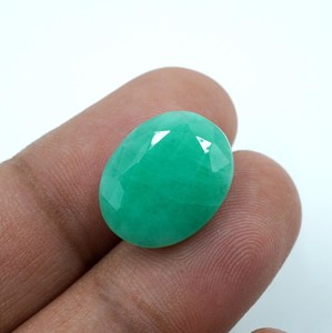Pierre précieuse émeraude ovale facettée du Rajasthan, 12,50 carats, vert naturel, marque HAYAAT GEMS, 17x14x8mm - Product Image 1