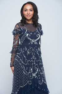Vestido de noche largo de gasa transparente con cuello alto, lentejuelas florales en relieve, manga larga y corte en A, color azul marino - Product Image 6