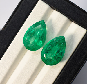 Émeraude colombienne de culture en forme de poire avec inclusions, 20x13 mm, 15,00 carats - Product Image 2