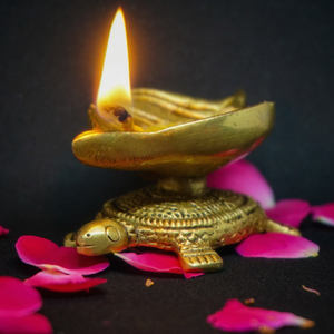 Lampe à huile vintage artisanale en laiton de qualité supérieure en forme de tortue pour la décoration spirituelle de la Pooja - Prix de gros - Product Image 1