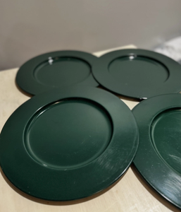 Juego de platos base de borde ancho lisos en verde oscuro, verde caza, verde bosque y verde esmeralda - Product Image 1