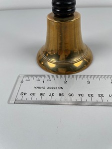 Cloche à main élégante et stylée en laiton avec manche en bois pour annonces, usage festif et son clair et lisse – Cloche à main en laiton de style nautique - Product Image 2