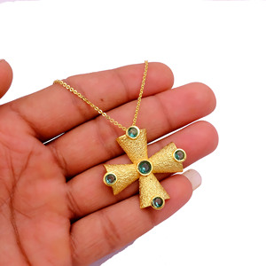 Collar con Colgante de Cruz de Latón Chapado en Oro con Topacio Azul Delicado - Collar Ajustable con Múltiples Piedras para Mujer - Product Image 1