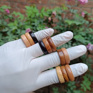 Bagues en bois naturel faites à la main, finition grain naturel, bois massif, bijoux unisexes tendance pour hommes et femmes, cadeaux de mariage - Product Image 1