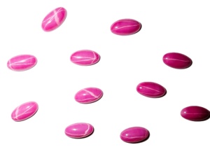 Rubis étoilé ovale 8x15 mm 4,5 carats, cabochon opaque poli créé en laboratoire avec effet étoile à 6 branches pour la fabrication de bijoux - Product Image 6