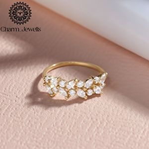 Bague de Fiançailles Romantique pour Femme en Argent Plaqué Or 18K avec Moissanite Taille Coussin et Grappe de Fleurs Sertie à Griffes - Collection Charm Jewels - Product Image 1
