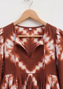 Blusa de algodón tie-dye estilo bohemio para mujer, hecha a mano con estampado de bloques, cuello en V, manga globo, borlas de encaje, transpirable, informal, OEM ODM - Product Image 4
