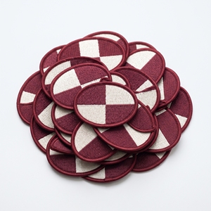 Badge rectangulaire en coquille de noix sculptée, personnalisable en gros, avec bordure marron sergé blanc cassé, appliqué - Product Image 6