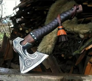 Cabeza de Hacha Tomahawk Personalizada, Hecha a Mano, con Hoja con Patrón y Mango Envuelto en Cuero, Grado DIY para Trabajos en Madera y Uso en Campamentos al Aire Libre - Product Image 1