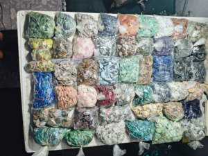Lot de 30 sacs en gros de cabochons de pierres précieuses naturelles en vrac, formes mélangées, gravier de cristal, pour la lithothérapie, 20-45mm, 8-12g, pour la fabrication de bijoux - Product Image 1